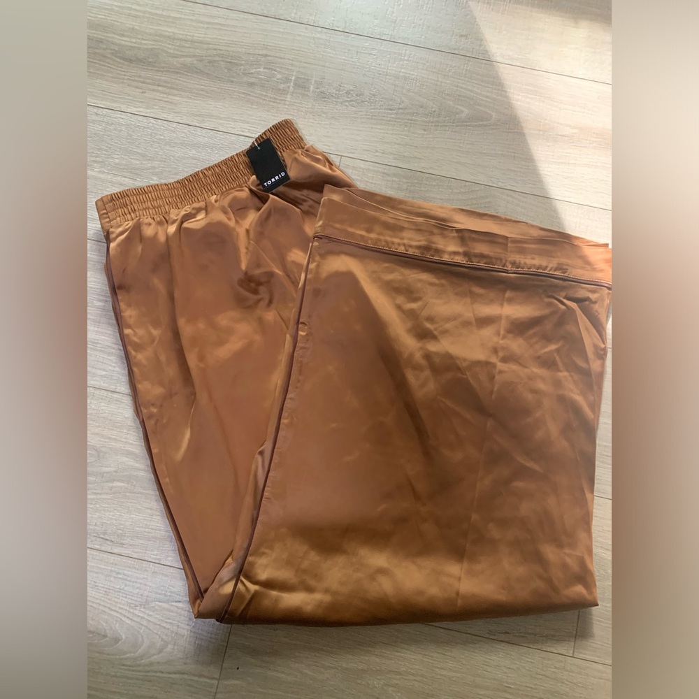NWT TORRID SATIN PARACHUTE PANTS